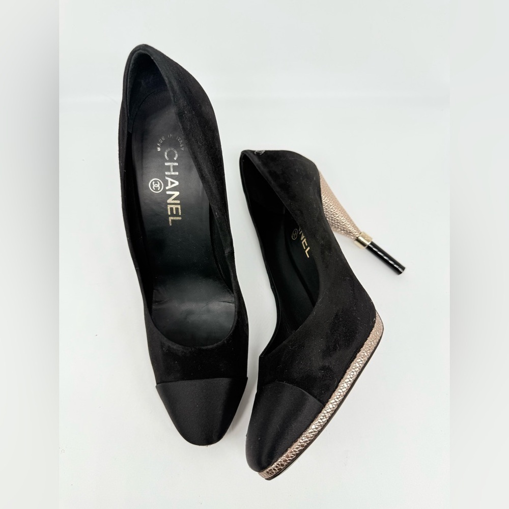 Chanel 2016 Black Suede Leather Satin CC Cap Toe Logo Metallic Heel Pumps EU 41